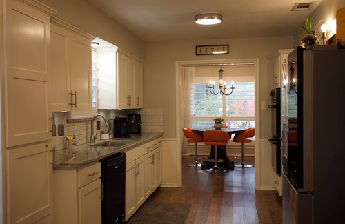 Allen House | Charming Classy & Elegant 2-bedroom home with fitness room! Sleeps 4