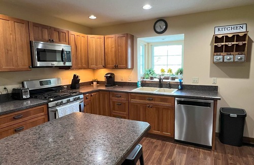 South Bloomingville Cottage | Charming cottage, fire pit, patio, porch, close to caves, in Hocking Hills.