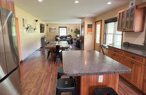 South Bloomingville Cottage | Charming cottage, fire pit, patio, porch, close to caves, in Hocking Hills.