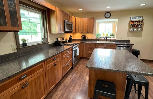 South Bloomingville Cottage | Charming cottage, fire pit, patio, porch, close to caves, in Hocking Hills.