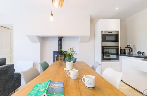 Lingreville Cottage | "Charming Coastal Retreat: Modern Amenities, Enclosed Garden, Close to Beach, Pet-Friendly"