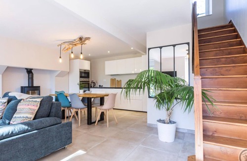 Lingreville Cottage | "Charming Coastal Retreat: Modern Amenities, Enclosed Garden, Close to Beach, Pet-Friendly"