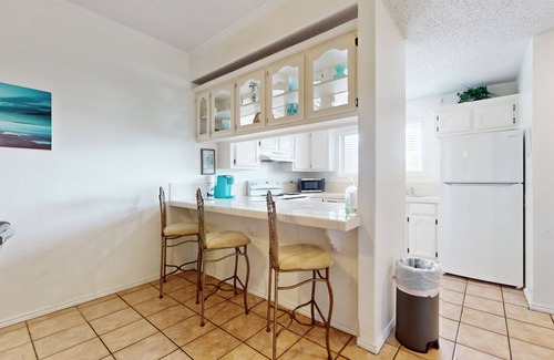 South Padre Island Condo | Charming Condo at The Dolphins w/3 Patios, Pool & Hot Tub - 1 Block to Gulf