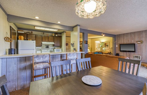 Mammoth Lakes Condo | Charming condo with a hot tub, sauna, balcony, deck, game room, & gas fireplace