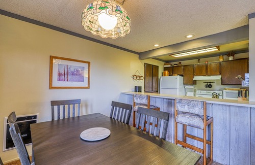 Mammoth Lakes Condo | Charming condo with a hot tub, sauna, balcony, deck, game room, & gas fireplace