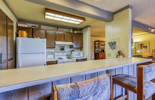 Mammoth Lakes Condo | Charming condo with a hot tub, sauna, balcony, deck, game room, & gas fireplace