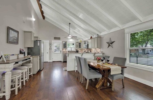 Fredericksburg House | Charming Cottage-3 Mins to Downtown-Pet Friendly!