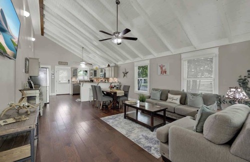 Fredericksburg House | Charming Cottage-3 Mins to Downtown-Pet Friendly!