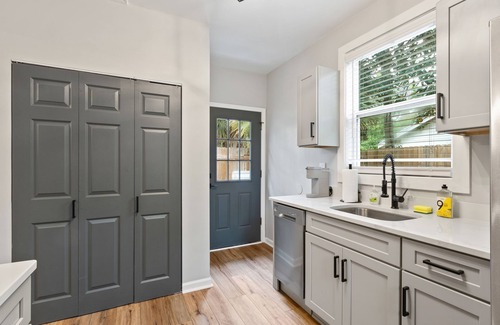 Pensacola House | Charming Cottage * 2 Miles to NAS * Remodeled * 2 Queen Beds * Fenced Yard