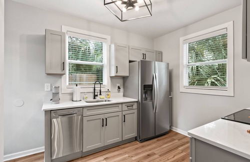 Pensacola House | Charming Cottage * 2 Miles to NAS * Remodeled * 2 Queen Beds * Fenced Yard