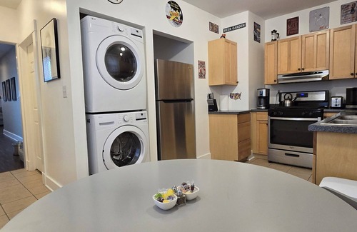 Northside Cottage | Charming cottage, 3Qn w/WiFi, Parking, AC walkable to Clftn Nrthsd near dwntwn