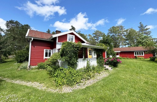 Vanersborg Municipality Ski Chalet | Charming Cottage by Lake Vänern, Frändefors | SE17013