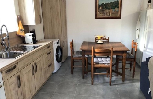 Bellenaves Cottage | Charming cottage in Bellenaves, pets allowed, parking, nature