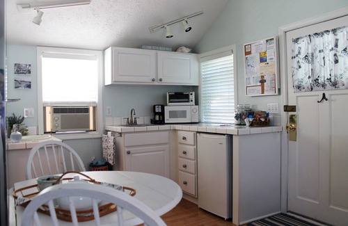 Saugatuck Cottage | Charming Cottage in Historical Dist with Beautiful Gardens-5 Minute Walk to Town