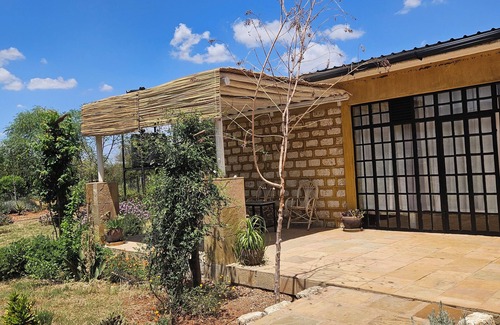 Kajiado County Cottage | Charming Cottage in Namanga with gorgeous views & birdlife.Pet friendly!
