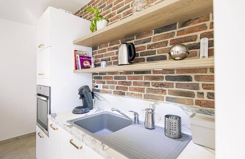 Saulcet Cottage | Charming cottage in vineyards with spa and garden