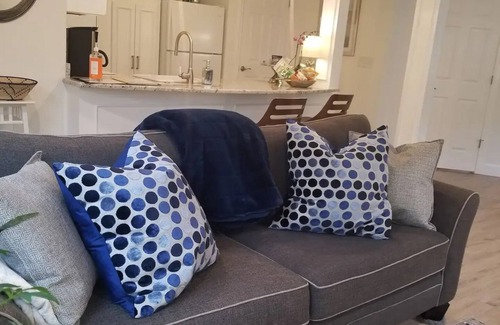 Marylhurst Cottage | Charming cottage in West Linn - A/C, Free Parking Washer/Dryer, Workspace, Wifi!