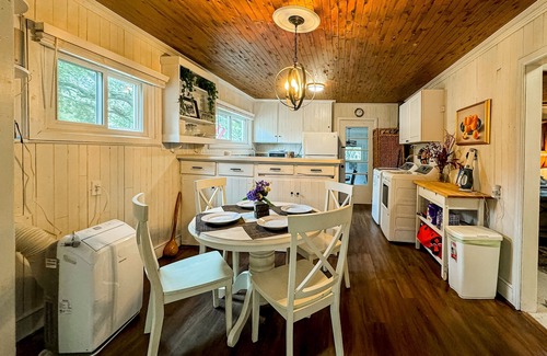 Shallotte House | Charming cottage on Saucepan Creek near Ocean Isle beaches with hot tub