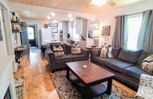 Gallant Cottage | Charming cottage Pet Friendly 1 BR Tranquil Steele Wifi