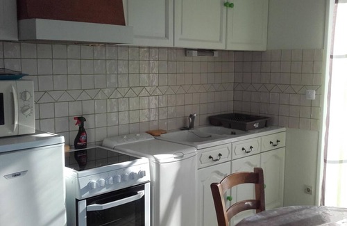 Meusnes Cottage | Charming Cottage: Scenic Park, Near Zoo, Ideal for Families, Wine Onsite