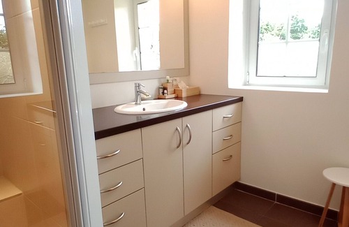 Courtenay Villa | Charming cottage, sleeps 12, nestled in 3.7 hectares of greenery