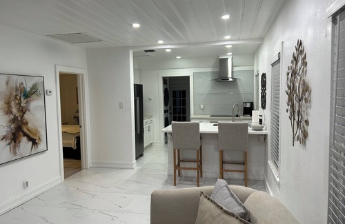 Boynton Beach Cottage | Charming cottage with AC in Boynton Beach - 2 bedrooms
