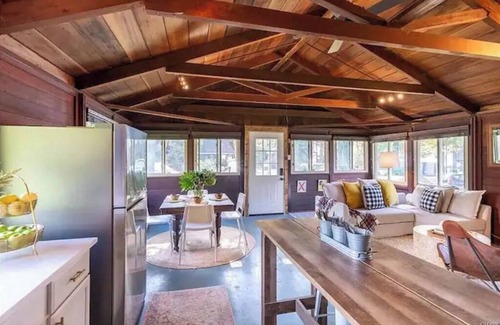 Skaneateles House | Charming cottage w/private tennis court on Skaneateles Lake