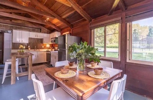 Skaneateles House | Charming cottage w/private tennis court on Skaneateles Lake