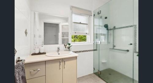 Braddon House | Charming Cottage Walk to City and Eat Street