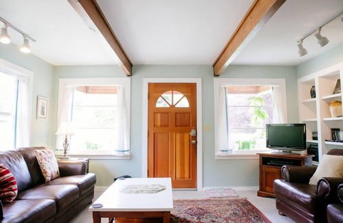 Eastsound Cottage | Charming Cottage, Walk to Shops, Dining & Public Beach, Pastoral Acre Location