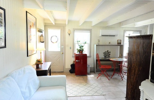 Rock Hall Cottage | Charming cottage with Pool Access and WiFi in lovely Rock Hall