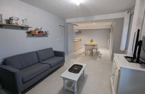 Trainou Cottage | Charming Countryside Cottage: Tranquil Farm Stay, Near Forest and Scenic Bike Routes