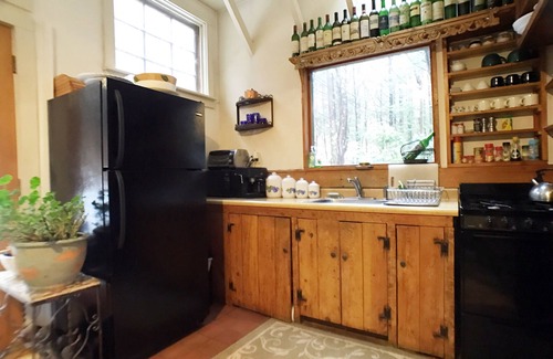 Willow Cottage | Charming Countryside Cottage in woodstock with outdoor hottub. Very private.