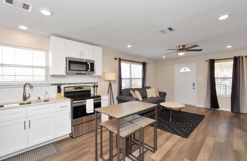 South Central Houston House | Charming+Cozy King Suite | Near Dwntwn| Pets