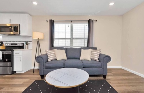 South Central Houston House | Charming+Cozy King Suite | Near Dwntwn| Pets