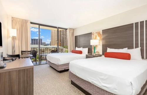 Waikiki Hotel | Charming Diamond Head Views in Waikiki