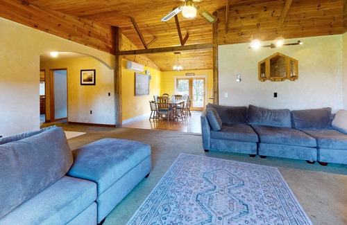 Dundee House | Charming dog-friendly home with firepit, kayaks, full kitchen, & washer/dryer