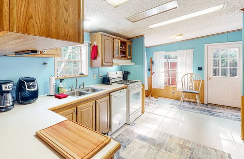 Corea House | Charming dog-friendly home with fireplace, fast WiFi, & washer/dryer