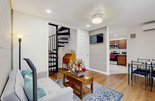 Leicester House | Charming Dog-friendly Home with Mountain Views, Full Kitchen & Hot tub