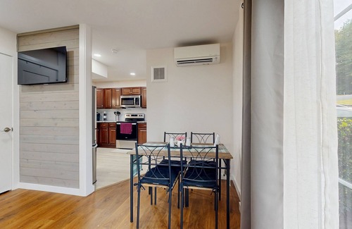 Leicester House | Charming Dog-friendly Home with Mountain Views, Full Kitchen & Hot tub