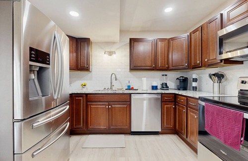 Leicester House | Charming Dog-friendly Home with Mountain Views, Full Kitchen & Hot tub