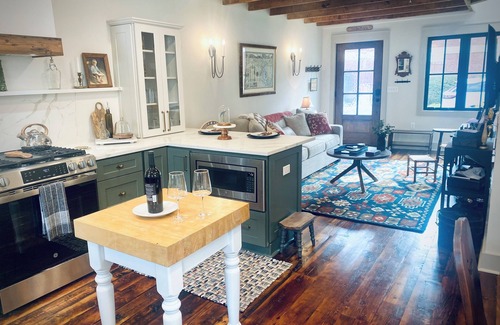 Murray Hill House | Charming Downtown Annapolis. Stroll to all the Historic District has to offer.