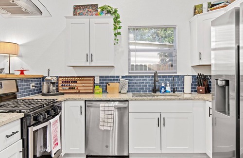 Denver Heights House | Charming Downtown SAT Retreat | Pearl & River Walk