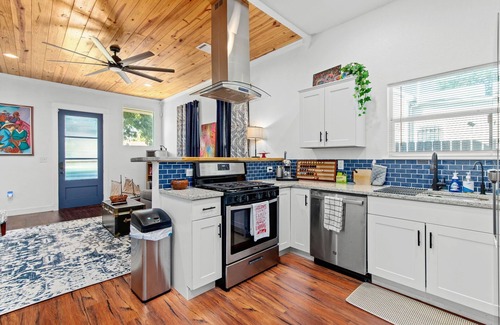 Denver Heights House | Charming Downtown SAT Retreat | Pearl & River Walk