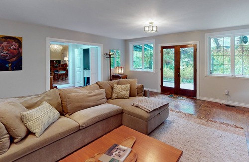 South Colby House | Charming forest cottage with gorgeous garden, fireplace & prime location