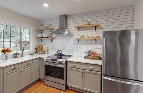 South Colby House | Charming forest cottage with gorgeous garden, fireplace & prime location