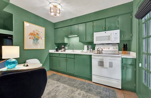 Historic Downtown Savannah Apartment | “Charming Garden Retreat – Where Comfort Meets Character”