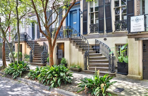 Historic Downtown Savannah Apartment | “Charming Garden Retreat – Where Comfort Meets Character”