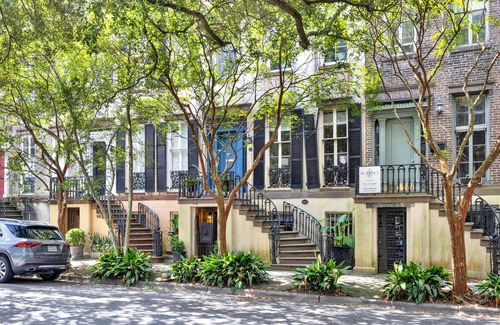 Historic Downtown Savannah Apartment | “Charming Garden Retreat – Where Comfort Meets Character”
