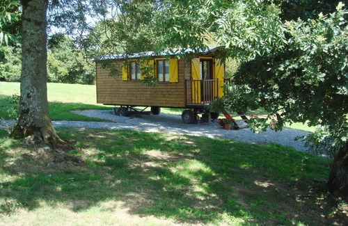 Peyrat-la-Noniere House | Charming Genoese caravan in Peyrat La Nonière on estate with castle and pond